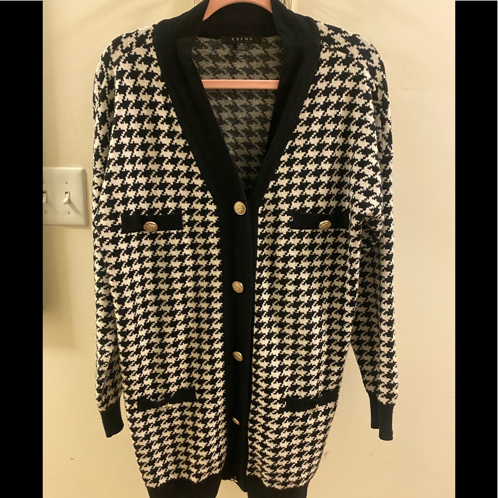 Houndstooth sweater. 3/4 length, functional front buttons, faux pockets. Sz M/L